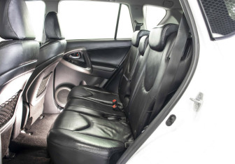 Подержанный автомобиль Toyota RAV4 2011 года (16 фото)