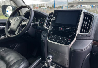 Подержанный автомобиль Toyota Land Cruiser Suv 2017 года (9 фото)