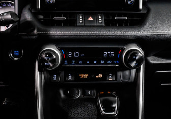 Подержанный автомобиль Toyota RAV4 2021 года (18 фото)