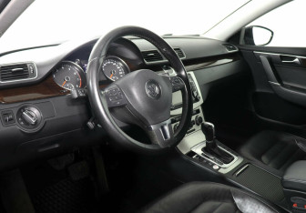 Подержанный автомобиль Volkswagen Passat Sedan 2012 года (7 фото)