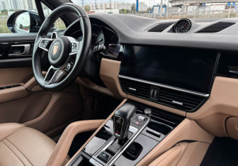 Подержанный автомобиль Porsche Cayenne 2020 года (9 фото)