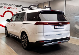 Подержанный автомобиль Kia Carnival 2021 года (6 фото)