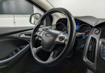 Подержанный автомобиль Ford Focus Sedan 2012 года (21 фото)