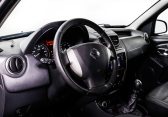Подержанный автомобиль Nissan Terrano 2015 года (12 фото)