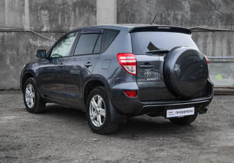 Подержанный автомобиль Toyota RAV4 2011 года (6 фото)