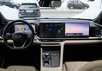 Подержанный автомобиль Geely Monjaro 2025 года (13 фото)