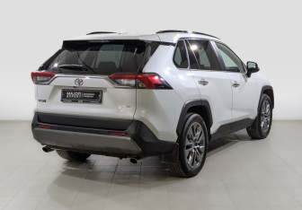 Подержанный автомобиль Toyota RAV4 2020 года (5 фото)