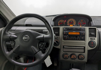 Подержанный автомобиль Nissan X-Trail 2006 года (22 фото)