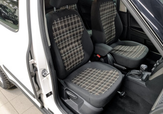 Подержанный автомобиль Skoda Yeti 2012 года (23 фото)