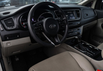 Подержанный автомобиль Kia Carnival 2018 года (14 фото)