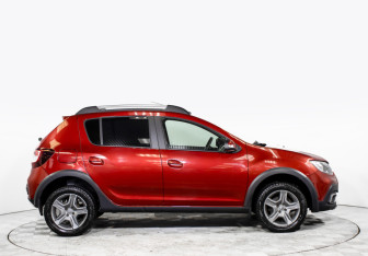 Подержанный автомобиль Renault Sandero 2020 года (3 фото)