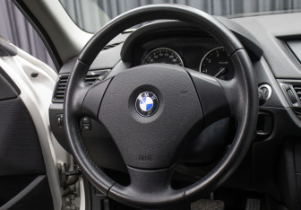 Подержанный автомобиль BMW X1 2013 года (17 фото)