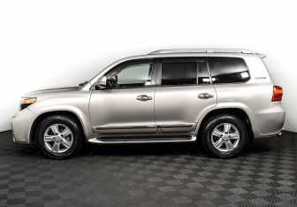 Подержанный автомобиль Toyota Land Cruiser Suv 2015 года (3 фото)