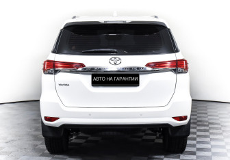 Подержанный автомобиль Toyota Fortuner 2020 года (6 фото)