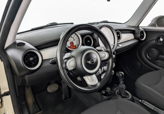 Подержанный автомобиль MINI Hatch 2008 года (16 фото)