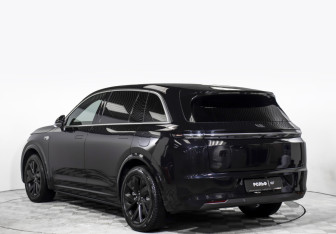 Подержанный автомобиль LiXiang L7 2024 года (7 фото)