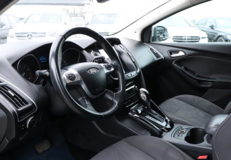 Подержанный автомобиль Ford Focus Hatchback 2011 года (12 фото)
