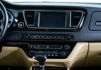 Подержанный автомобиль Kia Carnival 2016 года (6 фото)