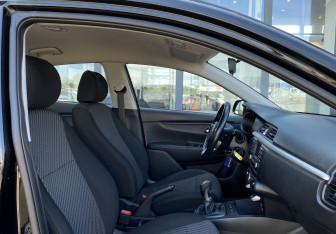 Подержанный автомобиль Kia Rio Sedan 2018 года (20 фото)