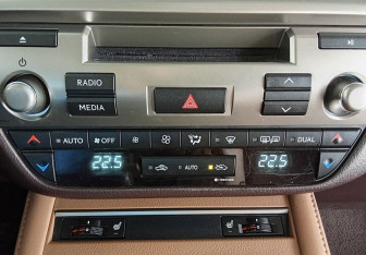 Подержанный автомобиль Lexus ES 2016 года (13 фото)