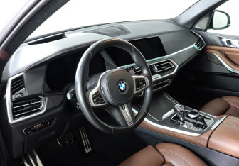 Подержанный автомобиль BMW X5 2022 года (11 фото)