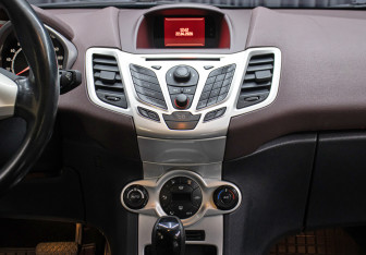 Подержанный автомобиль Ford Fiesta Hatchback 2011 года (14 фото)