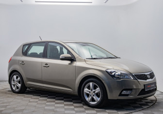 Подержанный автомобиль Kia Ceed Hatchback 2011 года (7 фото)