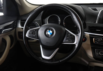 Подержанный автомобиль BMW X1 2018 года (15 фото)