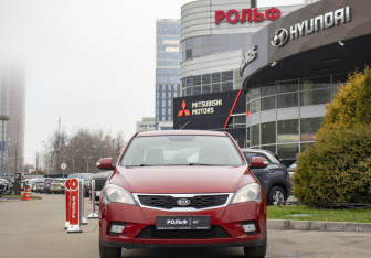 Подержанный автомобиль Kia Ceed Hatchback 2011 года (2 фото)