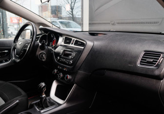 Подержанный автомобиль Kia Ceed Hatchback 2013 года (9 фото)