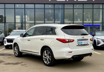 Подержанный автомобиль Infiniti JX 2013 года (7 фото)