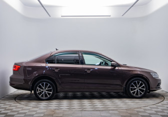 Подержанный автомобиль Volkswagen Jetta Sedan 2015 года (4 фото)
