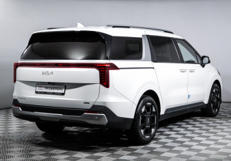 Подержанный автомобиль Kia Carnival 2024 года (5 фото)
