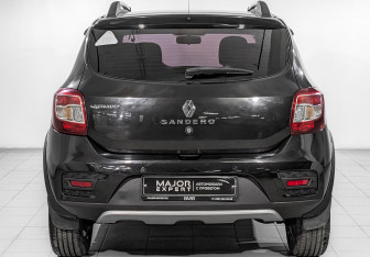 Подержанный автомобиль Renault Sandero 2016 года (6 фото)