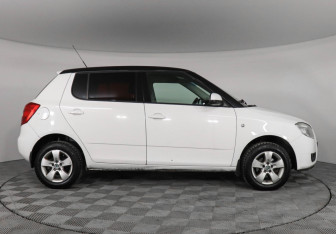 Подержанный автомобиль Skoda Fabia Hatchback 2010 года (4 фото)