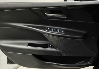 Подержанный автомобиль Jaguar XE 2018 года (16 фото)