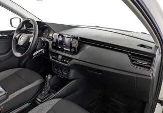 Подержанный автомобиль Skoda Rapid Liftback 2021 года (13 фото)