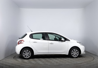 Подержанный автомобиль Peugeot 208 2014 года (4 фото)