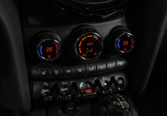 Подержанный автомобиль MINI Hatch 2017 года (15 фото)