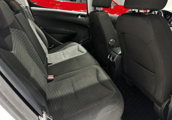 Подержанный автомобиль Peugeot 308 Hatchback 2012 года (16 фото)