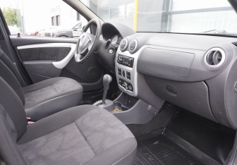 Подержанный автомобиль Renault Logan Sedan 2010 года (11 фото)