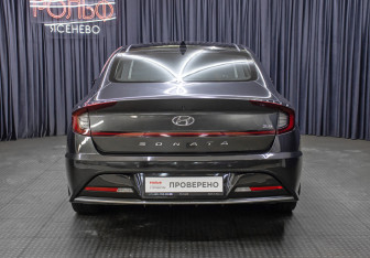 Подержанный автомобиль Hyundai Sonata 2021 года (6 фото)