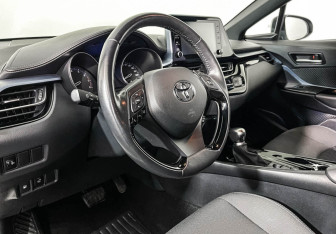 Подержанный автомобиль Toyota C-HR 2020 года (13 фото)