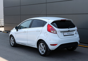 Подержанный автомобиль Ford Fiesta Hatchback 2015 года (7 фото)