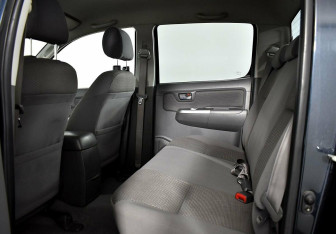 Подержанный автомобиль Toyota Hilux 2013 года (6 фото)