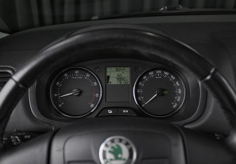 Подержанный автомобиль Skoda Fabia Hatchback 2011 года (10 фото)