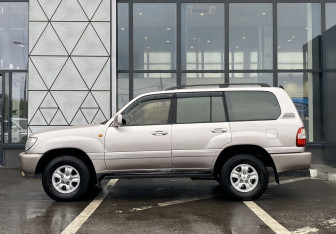 Подержанный автомобиль Toyota Land Cruiser Suv 2000 года (8 фото)