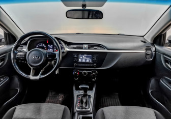 Подержанный автомобиль Kia Rio Hatchback 2021 года (13 фото)