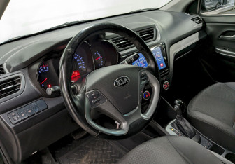 Подержанный автомобиль Kia Rio Sedan 2016 года (12 фото)