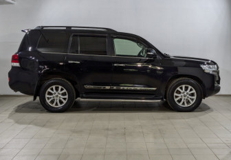 Подержанный автомобиль Toyota Land Cruiser Suv 2016 года (11 фото)